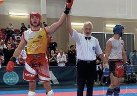 El árbitro alza el brazo de Juan de Quintana como campeón del mundo, en Albufeira (Portugal).