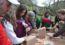 Voluntarios de la asociación Bosques de Cantabria en el Arboreto de Liendo, donde los monitores han enseñado a los participantes a construir casa-nido para los pájaros.