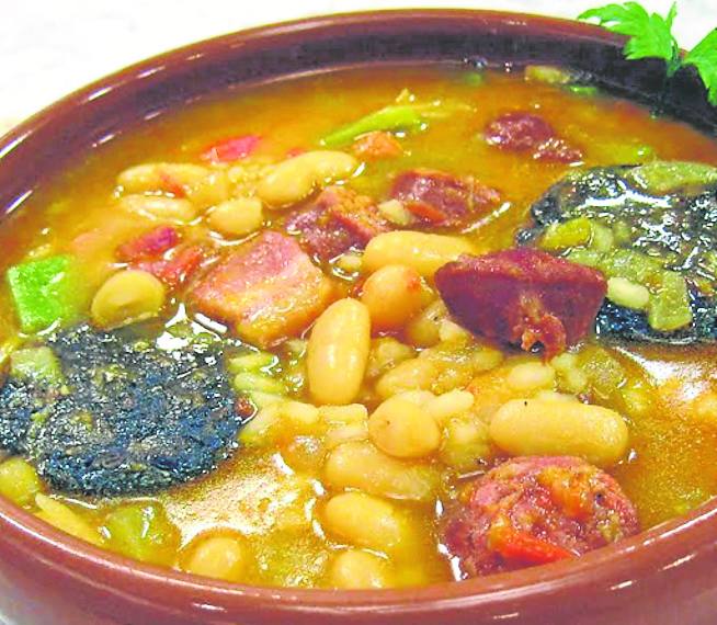 Olla ampuerense. Alubias rojas (también hay versiones con alubias blancas), tocino entreverado, chorizo casero (sacado de la olla con manteca), morcilla de arroz, dientes de ajo, cebolla, aceite de liva, sal, hoja de laurel, pimentón.