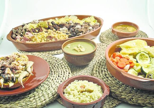 Olla podrida. Alubias blancas de riñón, costilla de cerdo troceada, panceta, morcillas enteras, chorizos enteros, gallina en trozos, patas de cerdo, berza de Ollocántaro, puerros, cebolla, patatas, pimientos choriceros, perejil, aceite de oliva.