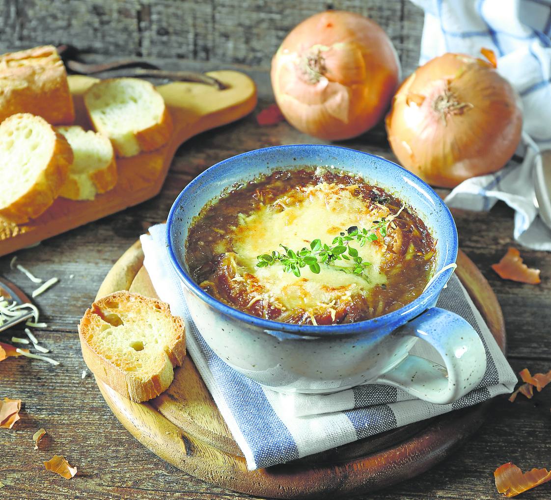 Una contundente sopa de cebolla, con su queso fundido y su pan tostado.