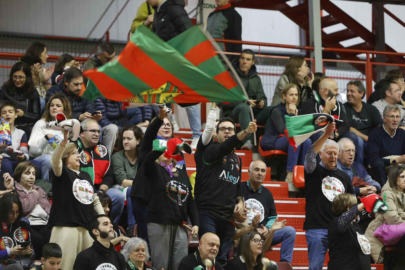 Los aficionados disfrutaron de la jornada de baloncesto y no dejaron de animar durante todo el partido. 