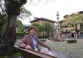 María Teresa Noceda en la plaza de Comillas junto al Ayuntamiento y la fuente de los tres caños