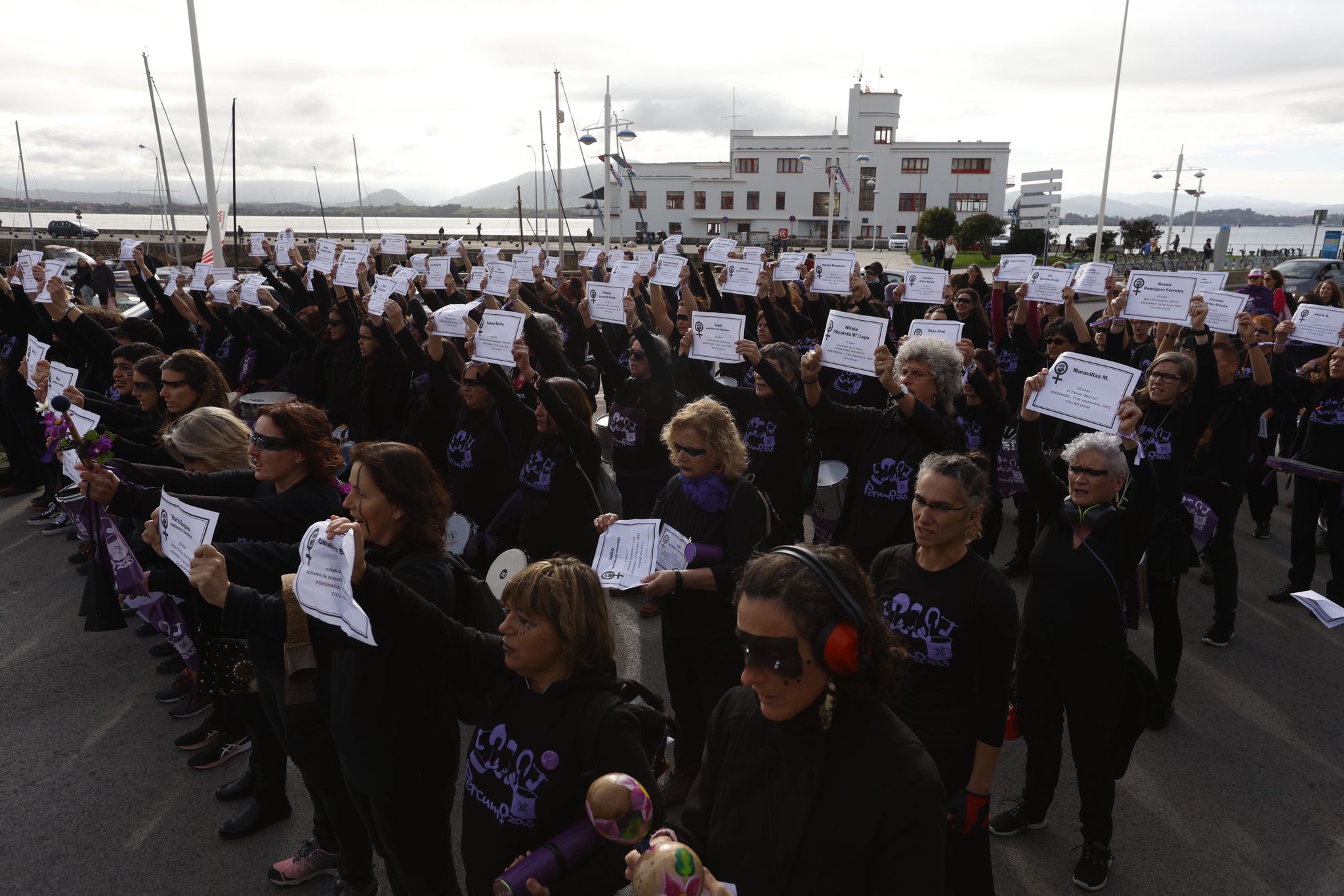 Decenas de esquelas simbolizaron a las mujeres asesinadas. 