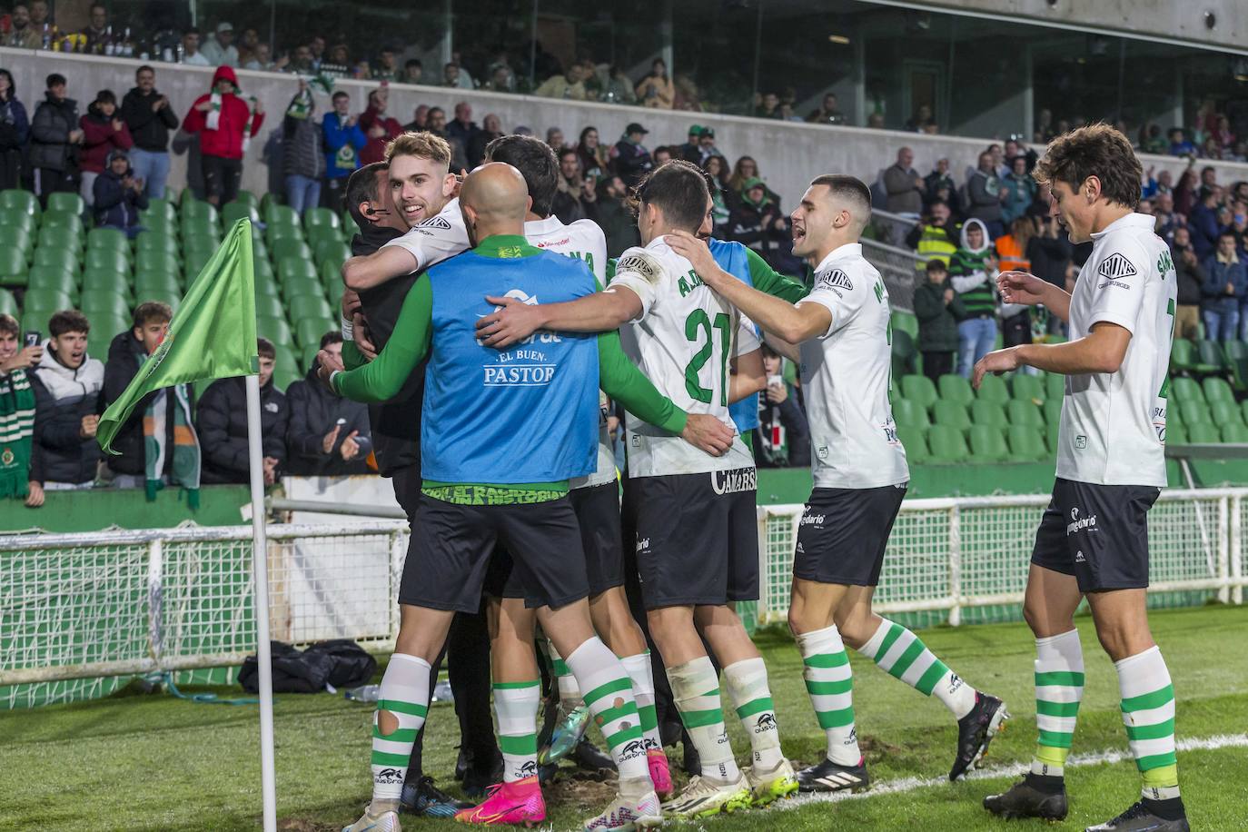 Los jugadores del Racing celebran con el preparador físico, Dani Salvador, el segundo tanto, obra de Peque. 