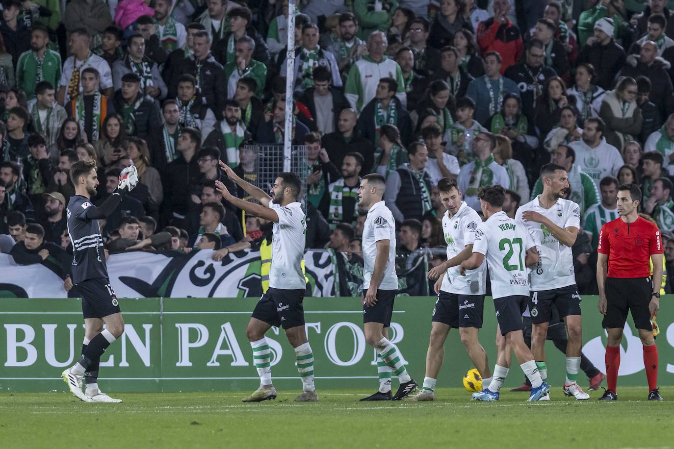 Los jugadores del Racing celebran el triunfo final. 