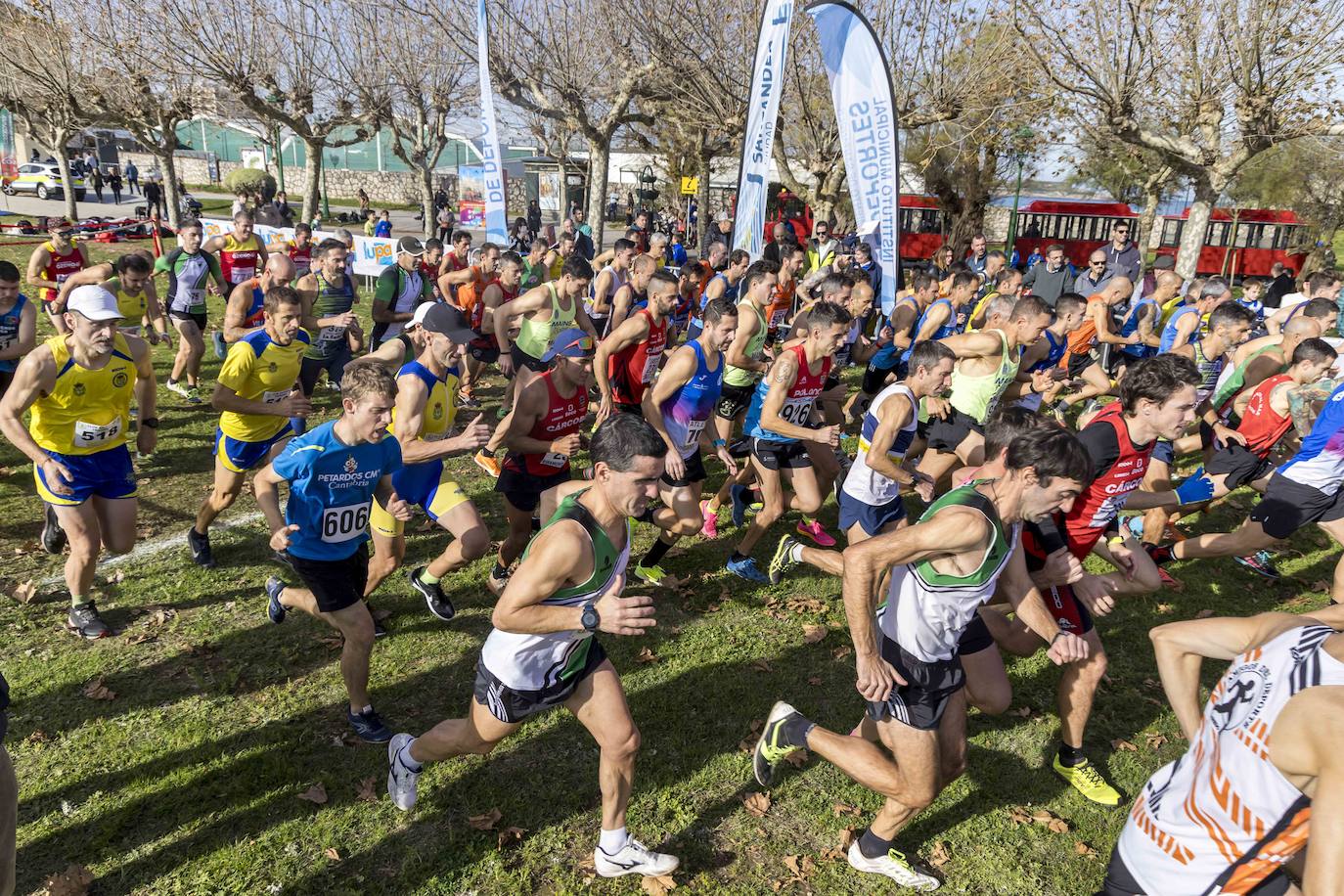 Los atletas de la última carrera del día toman la salida en la campa de La Magdalena.