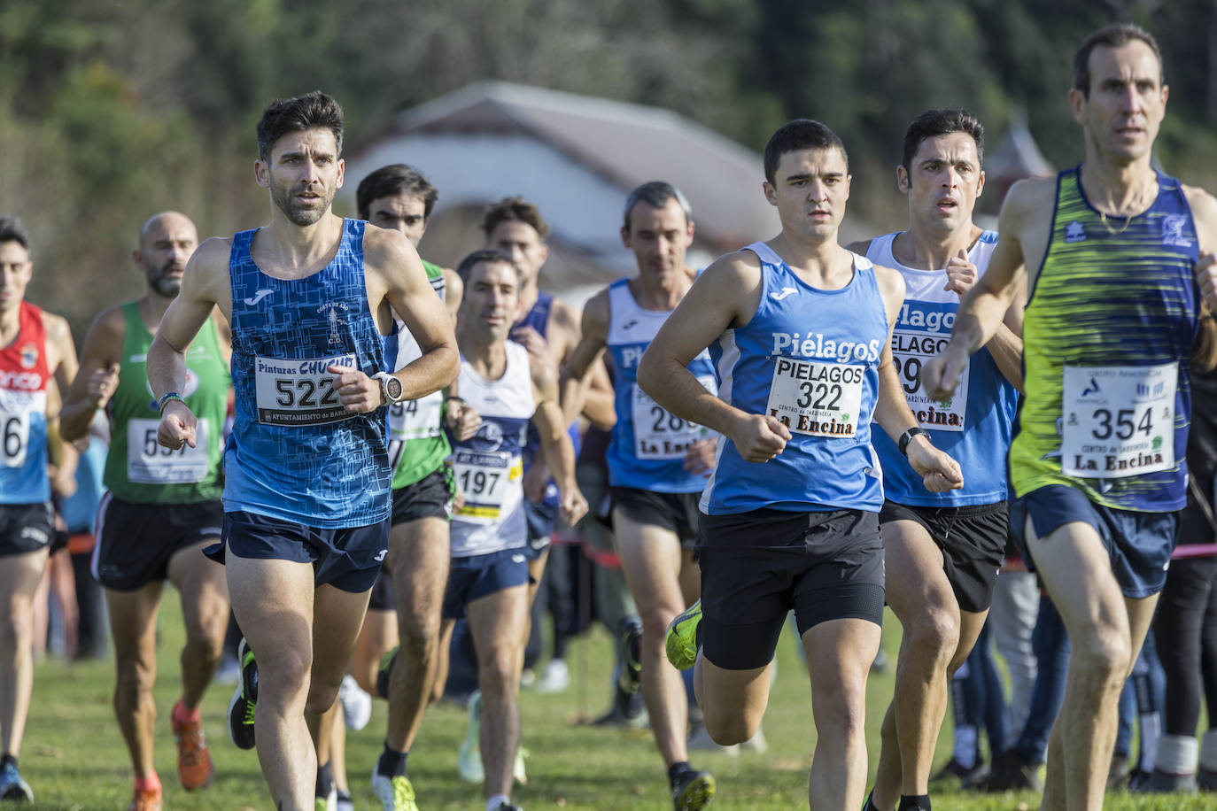 Alberto Grijuela (354), del Bezana, lidera un grupo de atletas durante la carrera.