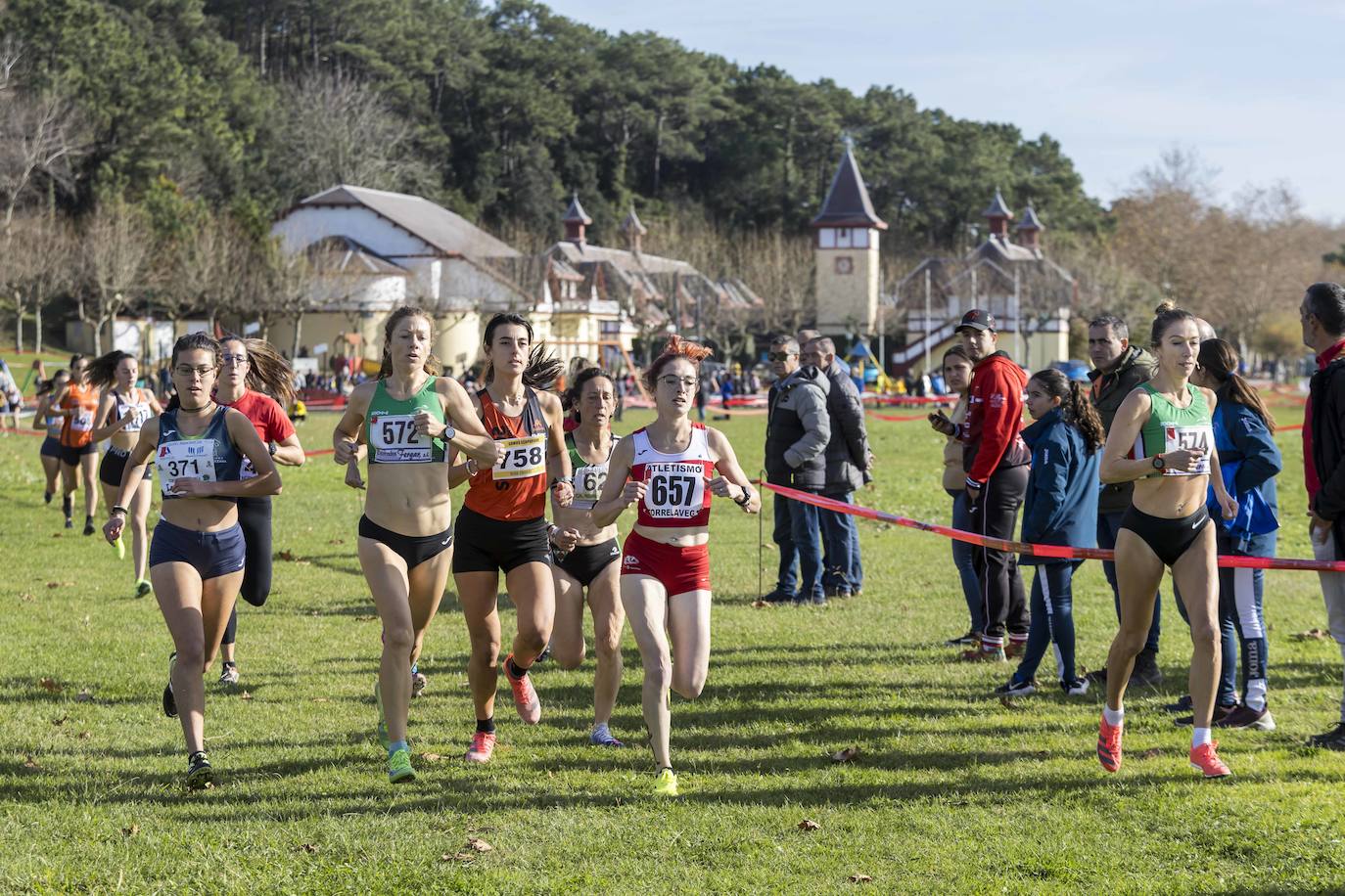 Natalia Bustamante (derecha) encabeza un grupo del que tira Raquel Rodríguez (657), del Atletismo Torrelavega. 