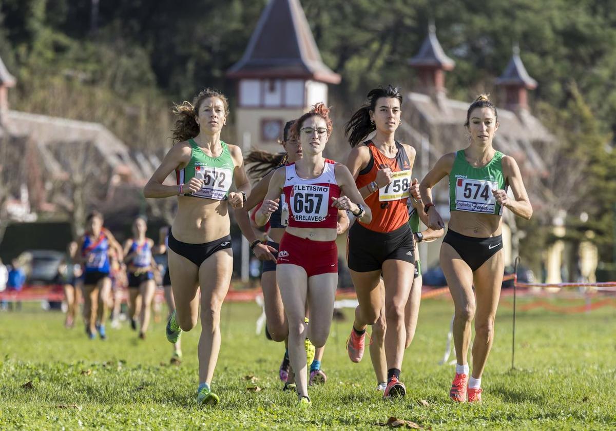 Natalia Bustamante (574) encabeza el grupo en la carrera femenina.