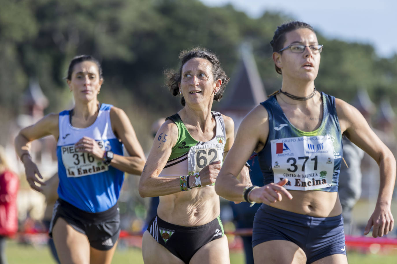 Inés González (371) del Bezana Atletismo; Juani Alcalde (62), del España de Cueto; y Vanessa del Río (316), del Piélagos.