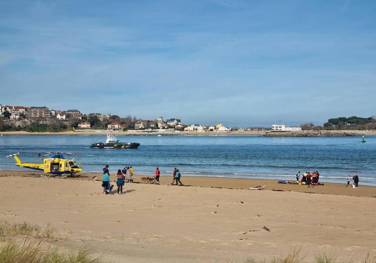 El helicóptero del 112 en la playa de Somo en un día soleado y con la mar en calma.