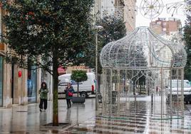 Decorativos navideños en la calle Juan de Herrera, en Santander, que se encenderán este viernes.