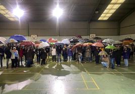 La primera de las muchas concentraciones que la AMPA piensa llevar a cabo en el pabellón del colegio.