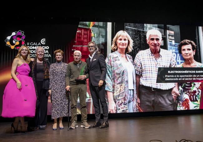 La concejal Blanca Rosa Gómez Morante, entregó el premio aportación de un negocio destacado sector Hogar a Electrodomésticos Sarry