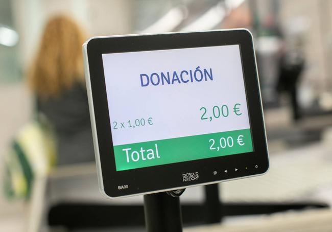 Detalle de la donación en caja en la Gran Recogida de Alimentos en Mercadona.