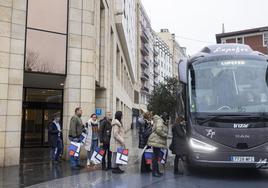 Asistentes a la sesión informativa, cogiendo ayer un autobús en Santander para conocer las terminales del Puerto de Bilbao.