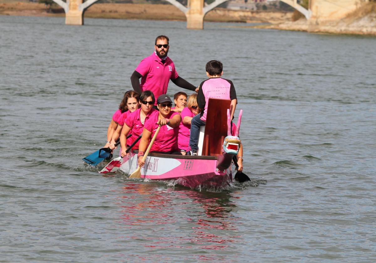 El barco dragón de Estelas Rosas, durante un entrenamiento.