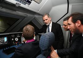 Felipe VI, Pedro Sánchez y Óscar Puente, en la cabina del tren en el viaje inaugural del AVE a Asturias.