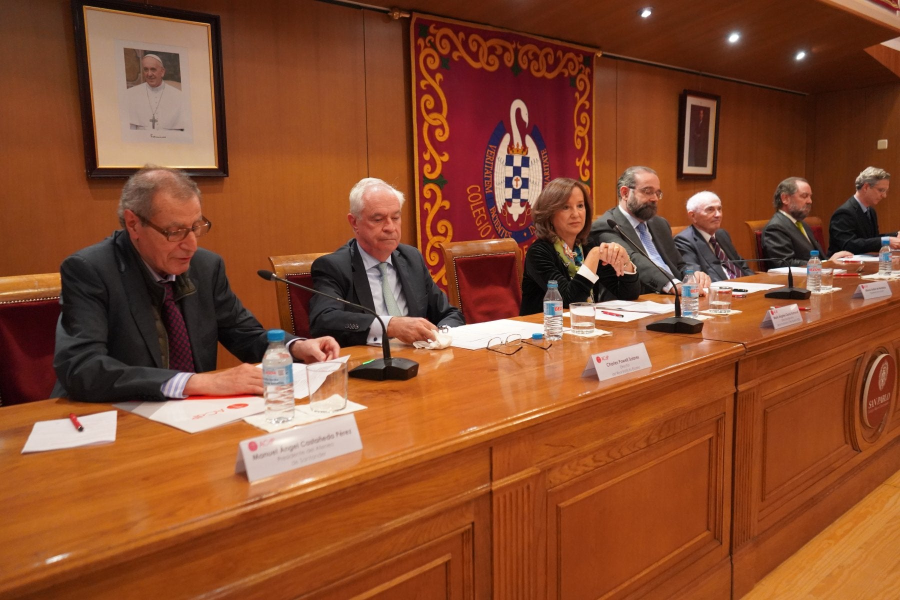 Manuel Ángel Castañeda, en primer término, el martes, durante su intervención en el homenaje.