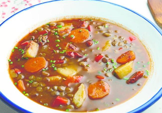 Lentejas estofadas. La base de estos guisos de legumbres es siempre un buen sofrito de cebolla, ajo, pimentón y tomate u otras verduras bien picadas.