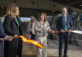 María José Sáenz de Buruaga y Sergio Silva, ayer en el nuevo establo tecnificado del CIFPLa Granja, en Heras.