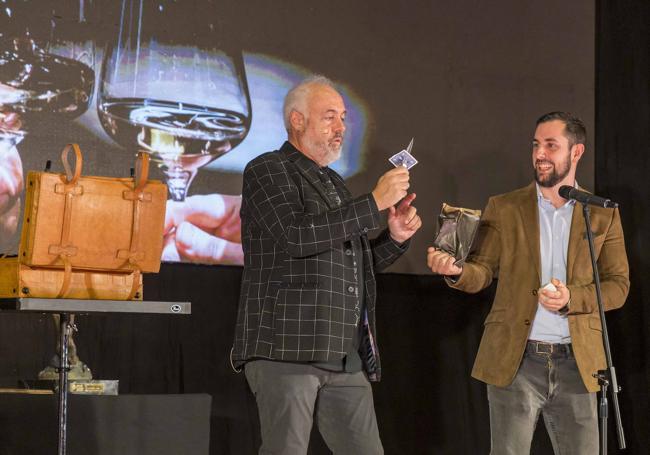 El ilusionista César Bueno, con Ángel Marina, premio al Joven Empresario.