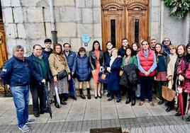 Foto de grupo con la alcaldesa de Santander, familiares de González Echegaray y representantes del Centro de Estudios Montañeses