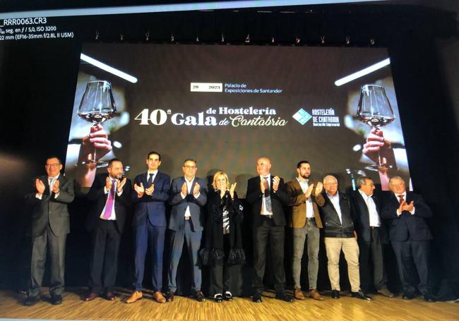 Foto de familia de los diez premiados por la Asociación de Hostelería de Cantabria, al final de la gala.