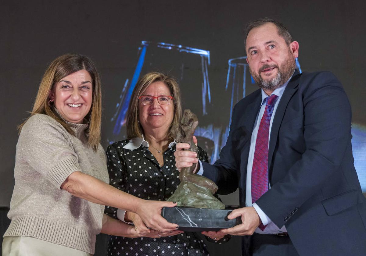 María José Sáenz de Buruaga y María Ángeles Pérez entregan el Premio Horeca a Enrique Quintana, de Cantabria Labs.