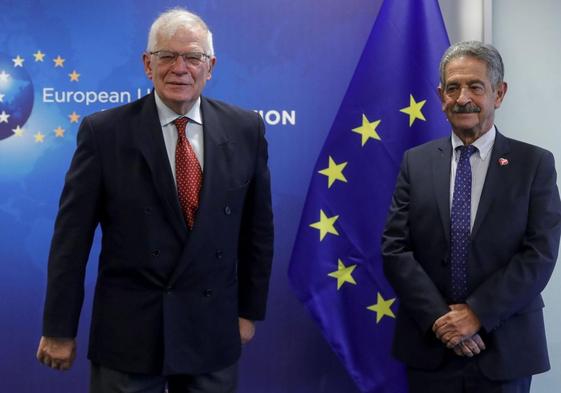 En noviembre de 2021, Revilla se reunió con Josep Borrell en Bruselas para recabar apoyos para el tren a Bilbao.