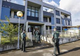 Intervención de la Guardia Civil en viviendas okupadas en Polanco.