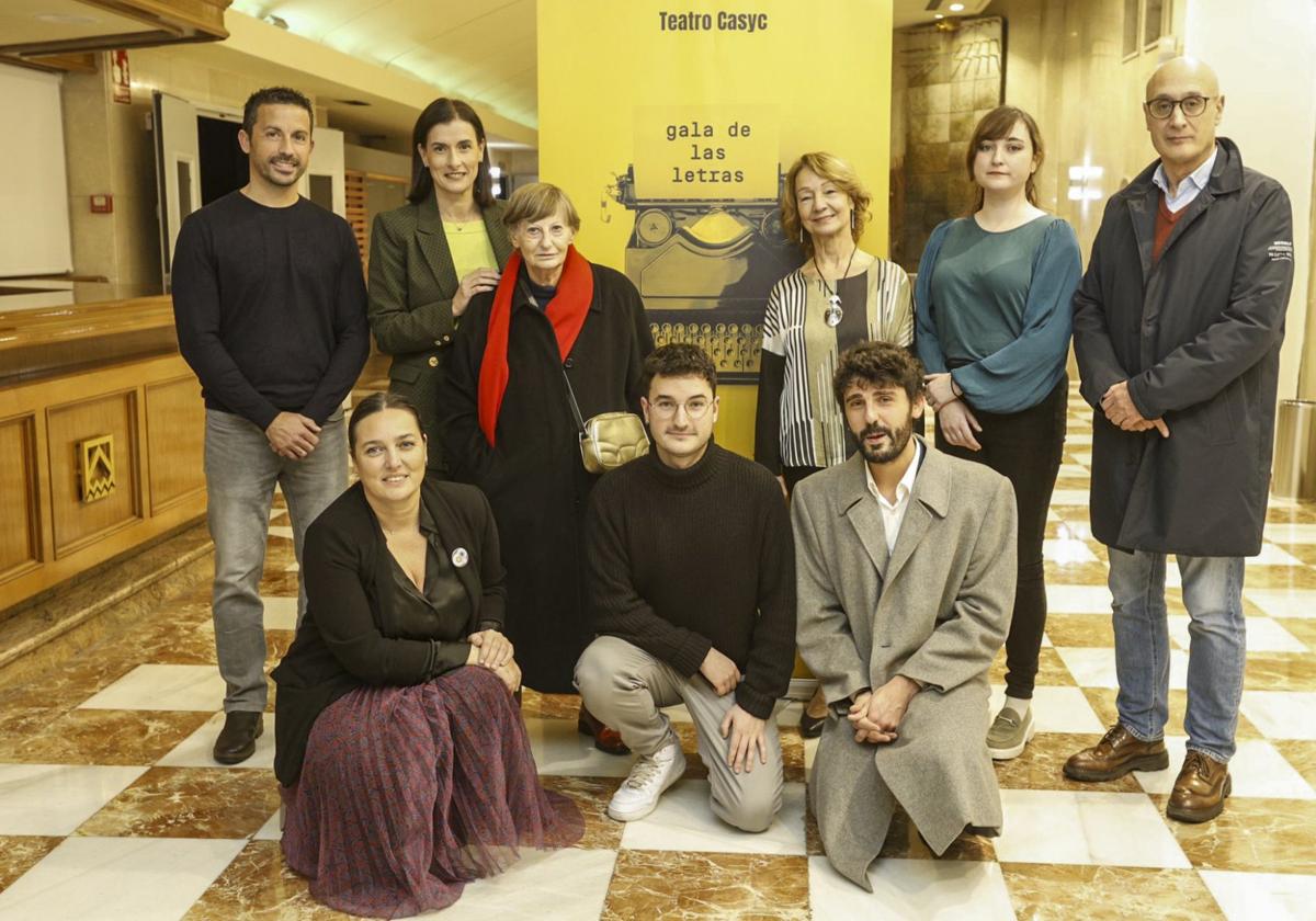 Los galardonados, a excepción de Mónica Chamorro que participó con un vídeo, posaron con las autoridades y Marián Hierro antes de la gala.