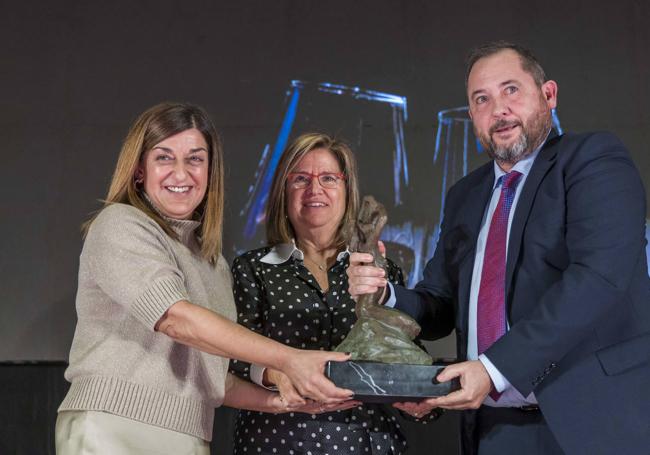 María José Sáenz de Buruaga y María Ángeles Pérez entregan el Premio Horeca a Enrique Quintana, de Cantabria Labs.