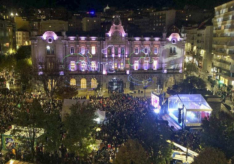 La plaza del Ayuntamiento en el momento del encendido.