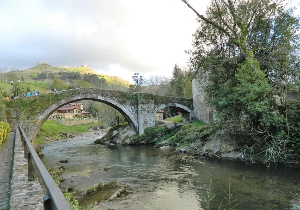 El puente de Liérganes con los picos de Busampiro al fondo.