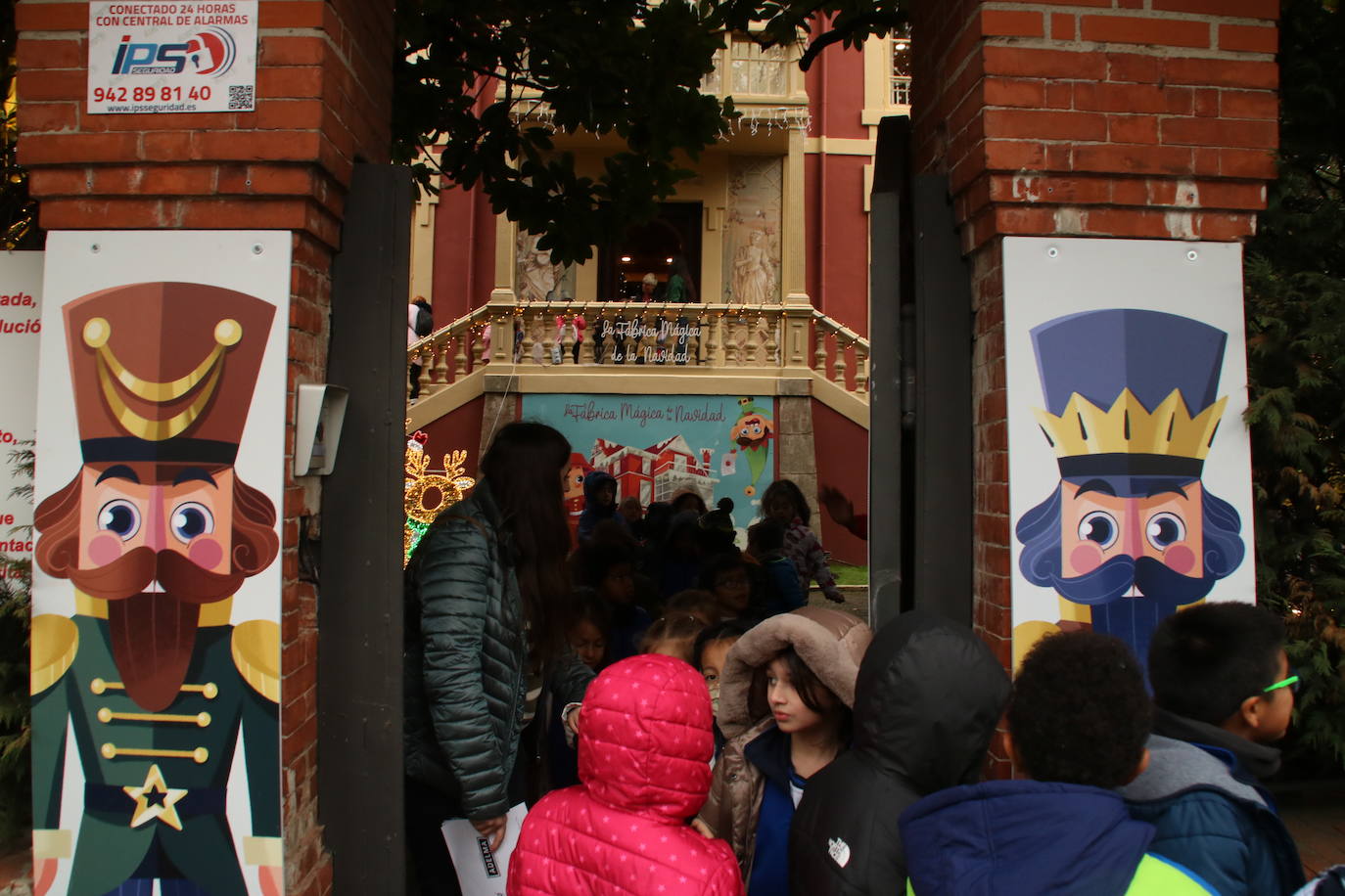 El grupo del Colegio Purísima Concepción de Santander a su salida tras visitar la fábrica.