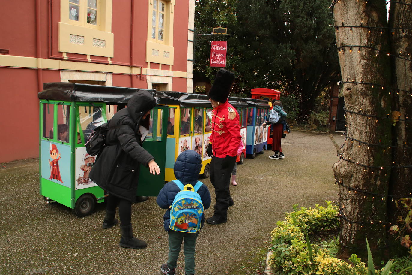 La casa cuenta con un trenecito que da vueltas a los visitantes por el jardín.