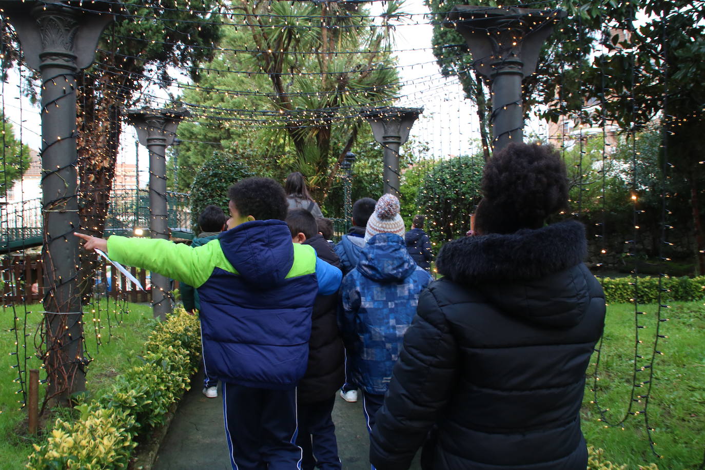 Un grupo recorre los jardines, repletos de decoración.