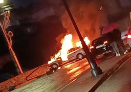 Tumba un semáforo en Treto y su coche se incendia