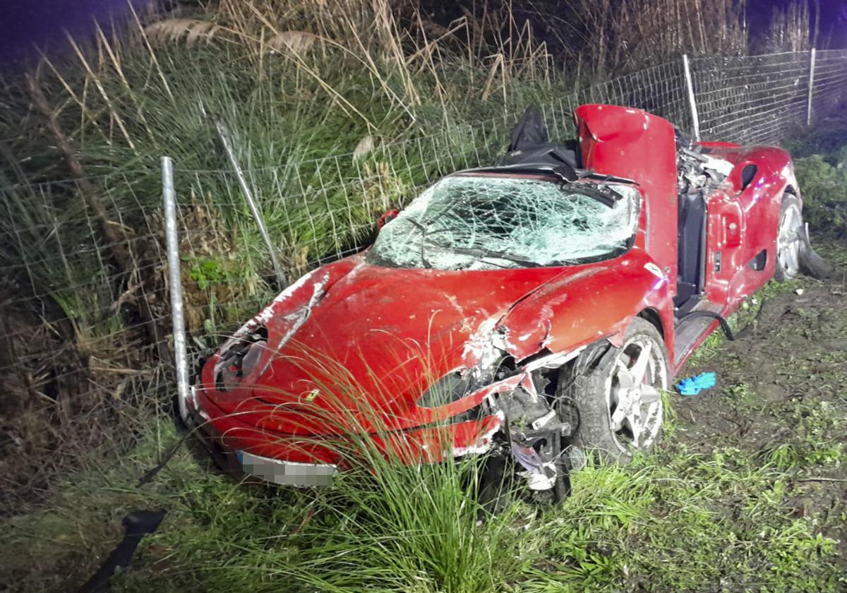 El coche ha quedado destrozado tras el accidente.