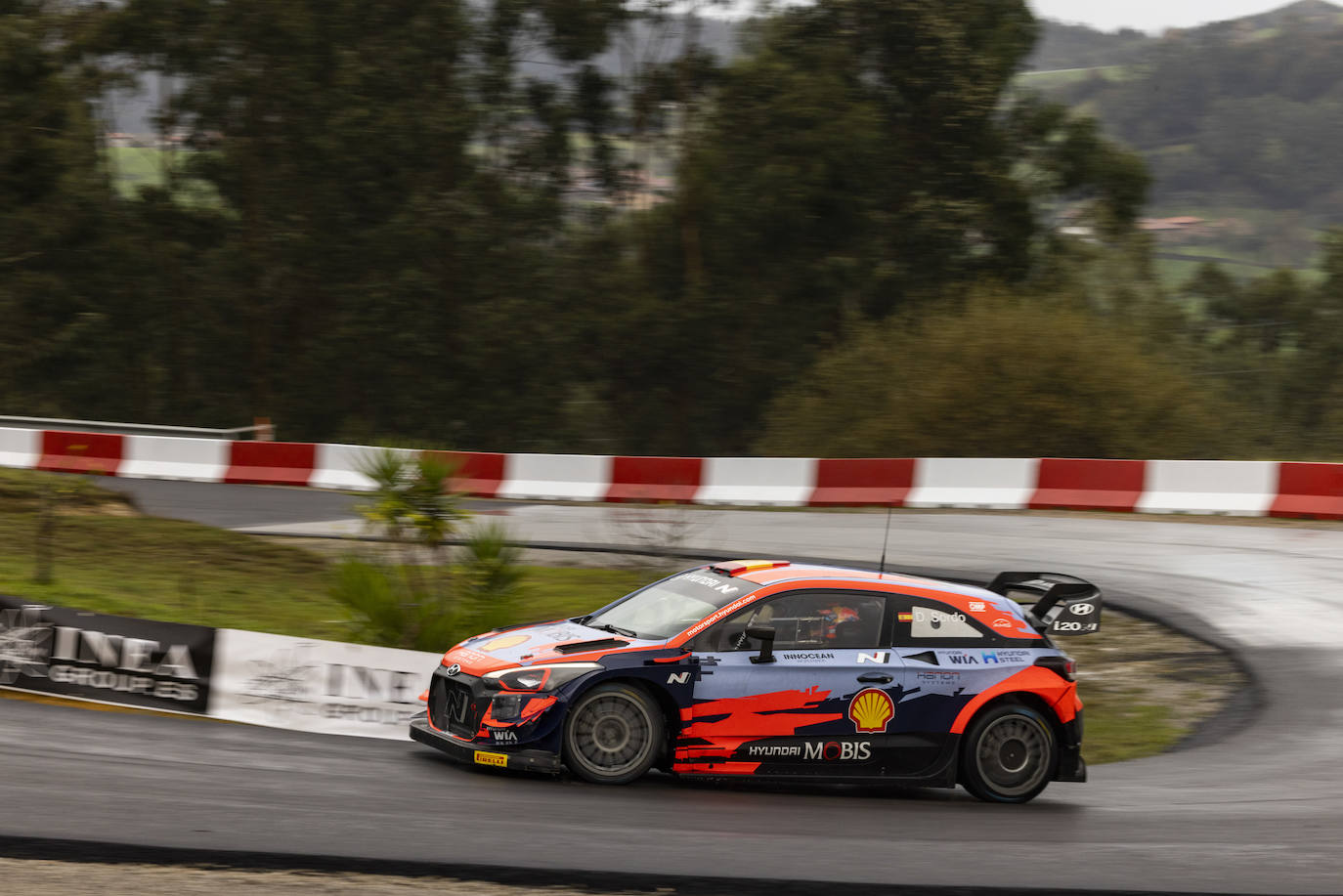 Dani Sordo toma una curva con su Hyundai.