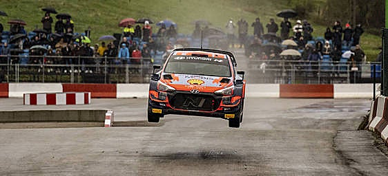 El Hyundai de Dani Sordo en un salto en el circuito La Roca