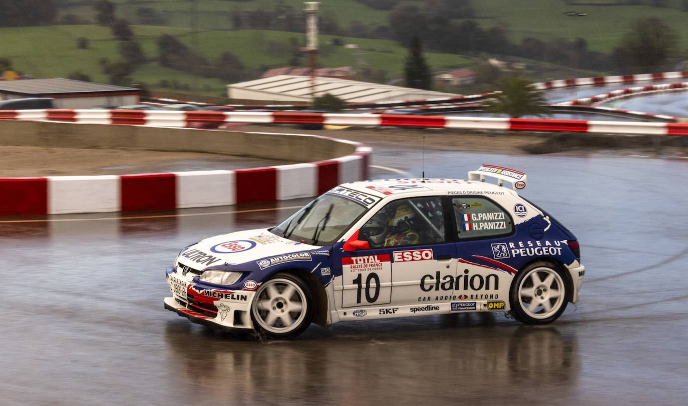 Fernando Garrido, a los mandos de su Peugeot 306.