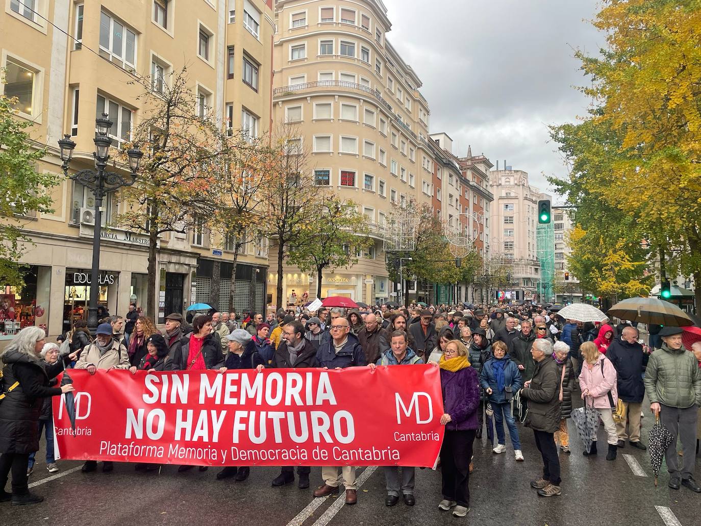 Cerca de 2.000 personas recorrieron las calles de Santander este sábado contra la derogación de la Ley de Memoria Histórica.