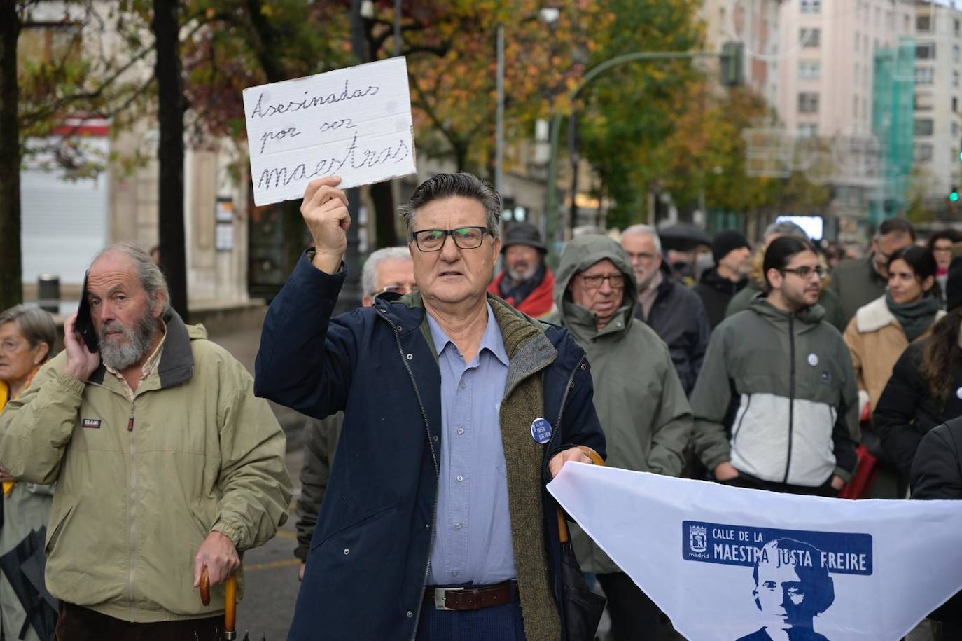 Un señor, durante la manifestación, muestra un cartel en honor a «los asesinados por ser maestros».