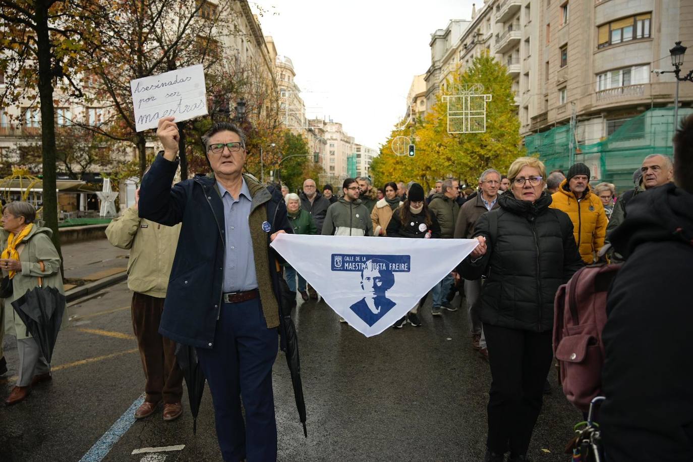 Otro de los reclamos de la protesta fue que el Ayuntamiento de Santander cambie el callejero que contiene nombres franquistas.