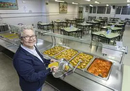 Sor Clara Gallego supervisa la cena del día antes de que la Cocina Económica abra sus puertas a sus usuarios habituales.