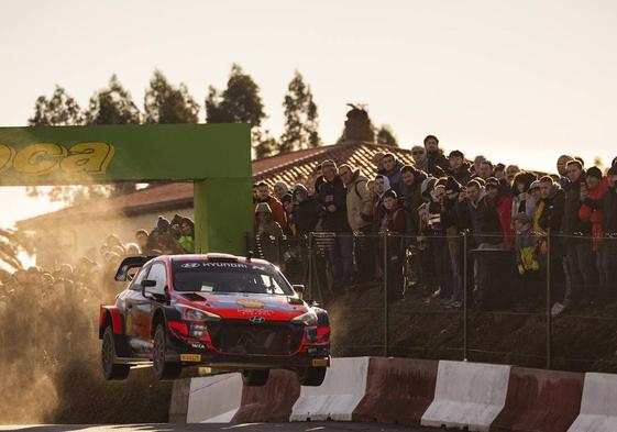 Dani Sordo, con un Hyundai i20WRC, en la zona del salto en el circuito de La Roca. El cántabro no tomaba parte en la competición.