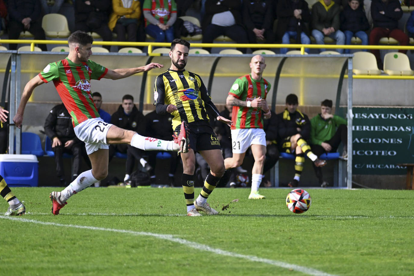 David Sanz, titular en el centro de la defensa.